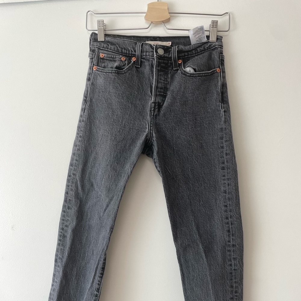 Levi’s Wedgie size 25